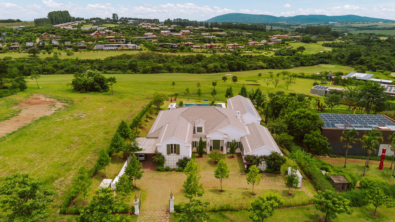 Casa com 5 Suítes à Venda no Condomínio Fazenda Boa Vista