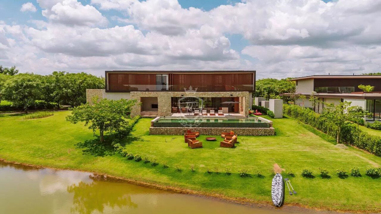 Casa com 6 Suítes à Venda no Condomínio Fazenda Boa Vista