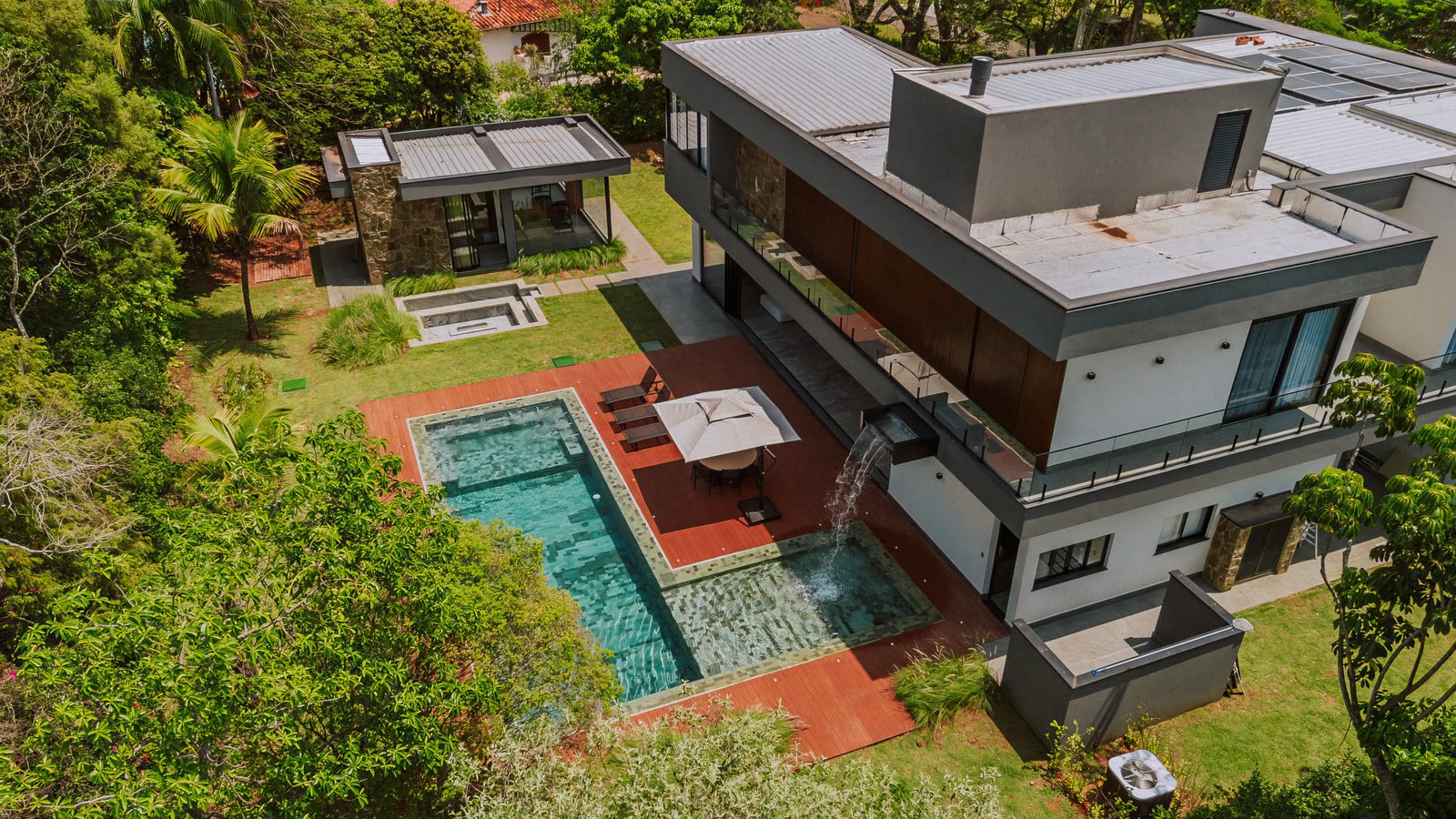 Casa com 5 Suítes à Venda no Condomínio Terras de São José