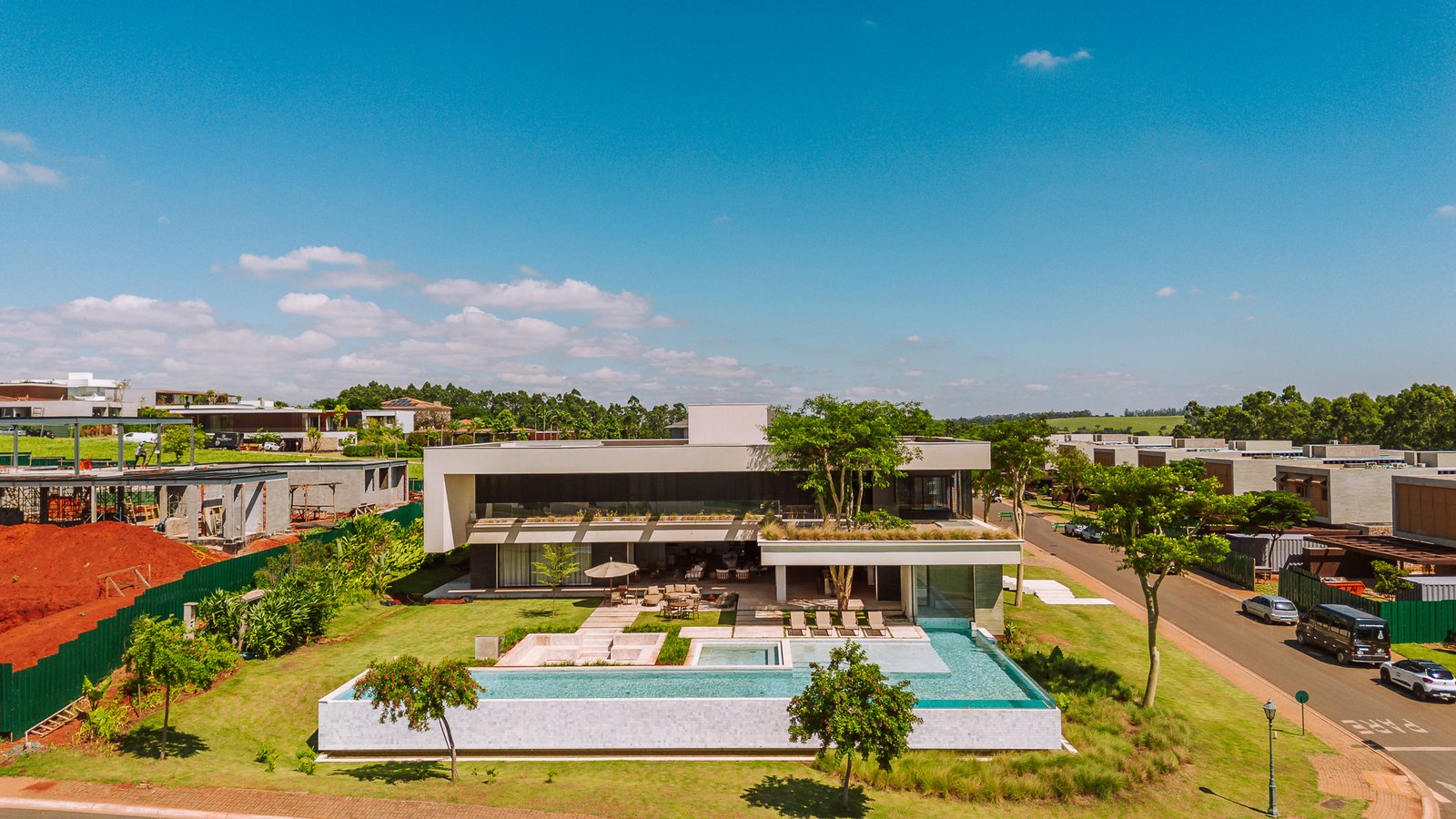 Casa com 6 Suítes à Venda no Condomínio Fazenda da Grama