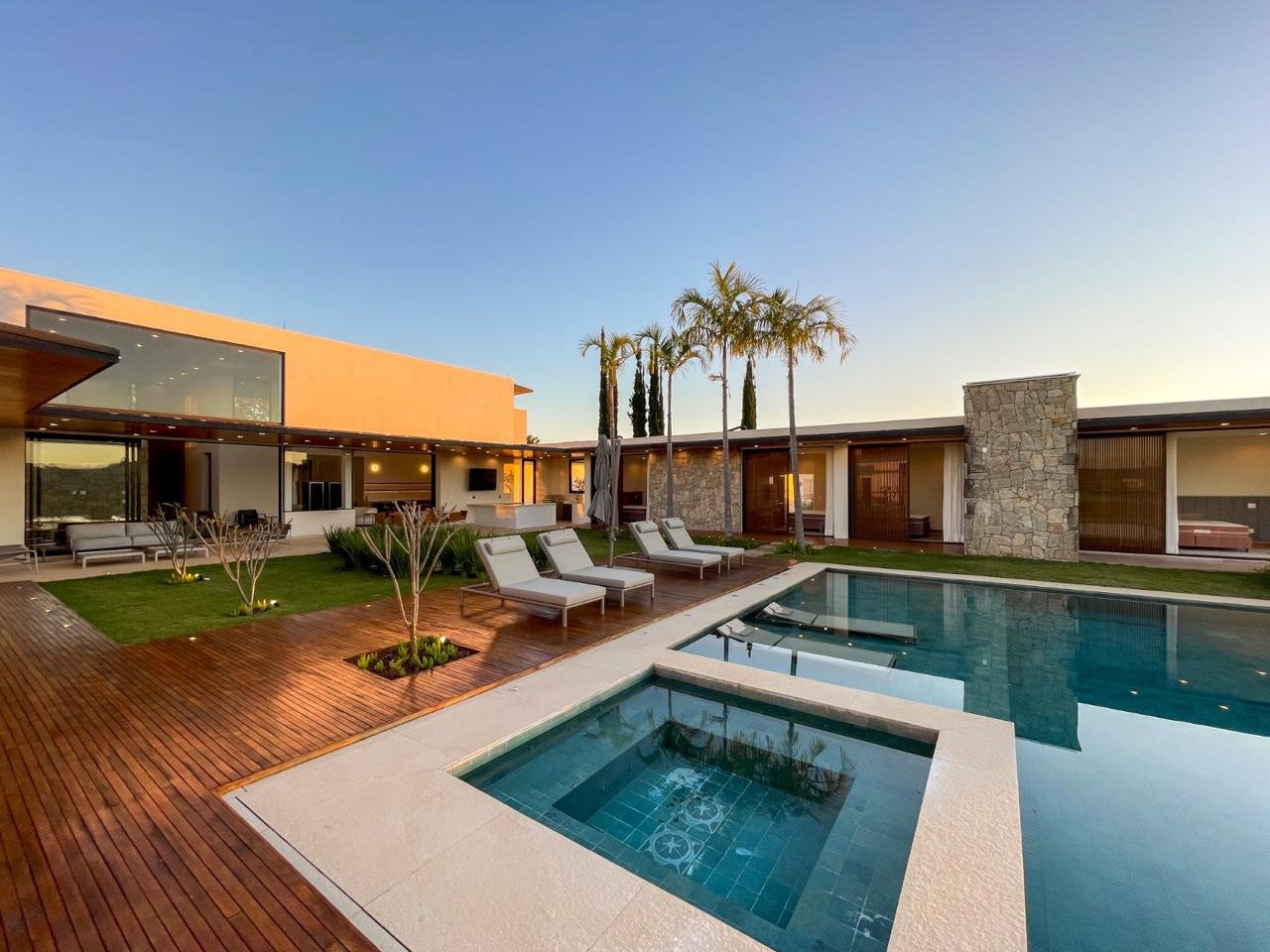 Casa com 6 Suítes à Venda no Condomínio Quinta da Baroneza